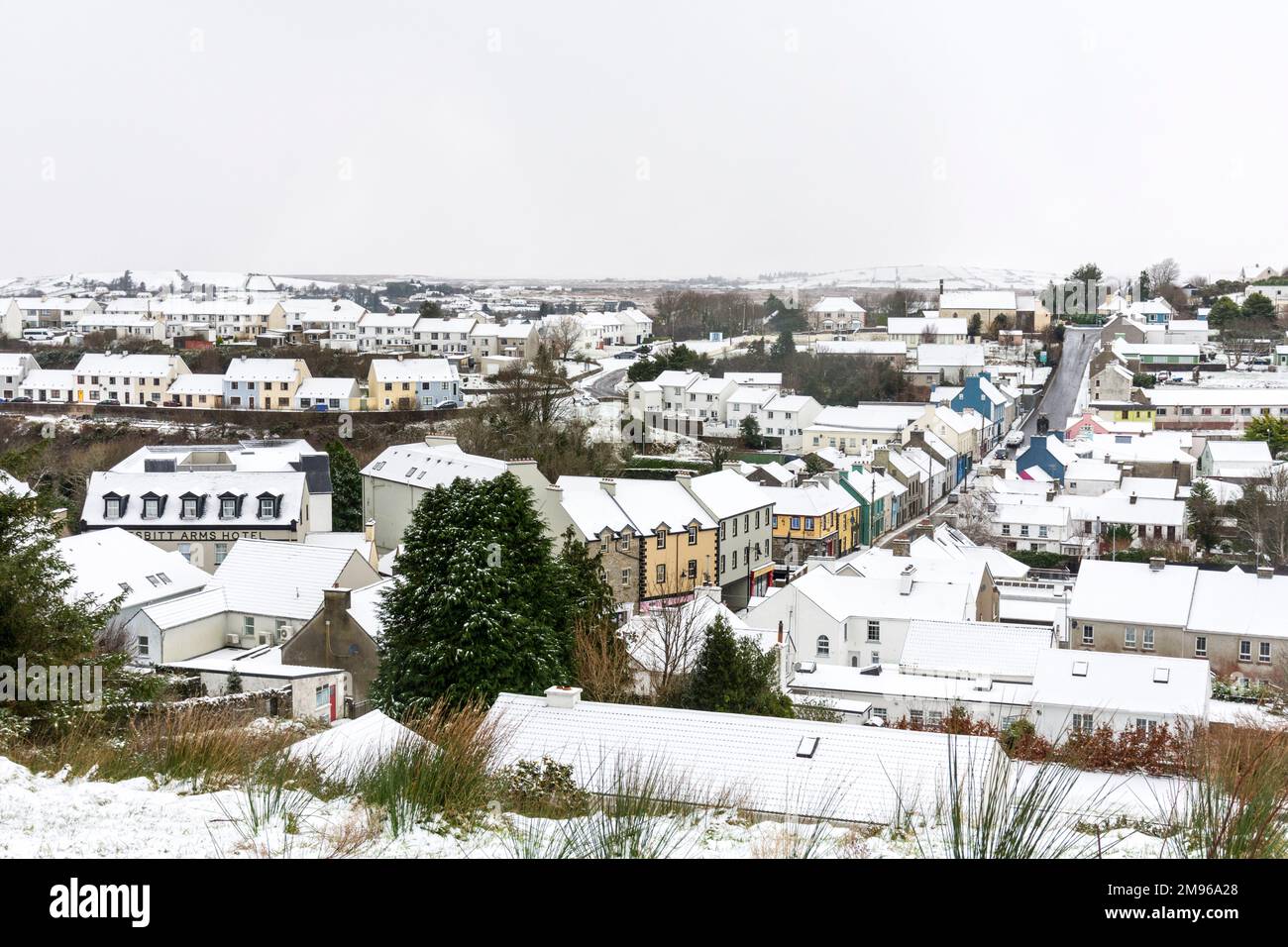 Ardara, Contea di Donegal, Ireland Weather. 17th gennaio 2023. Una vista del villaggio come la neve continua a cadere nella contea nord-occidentale. Foto Stock