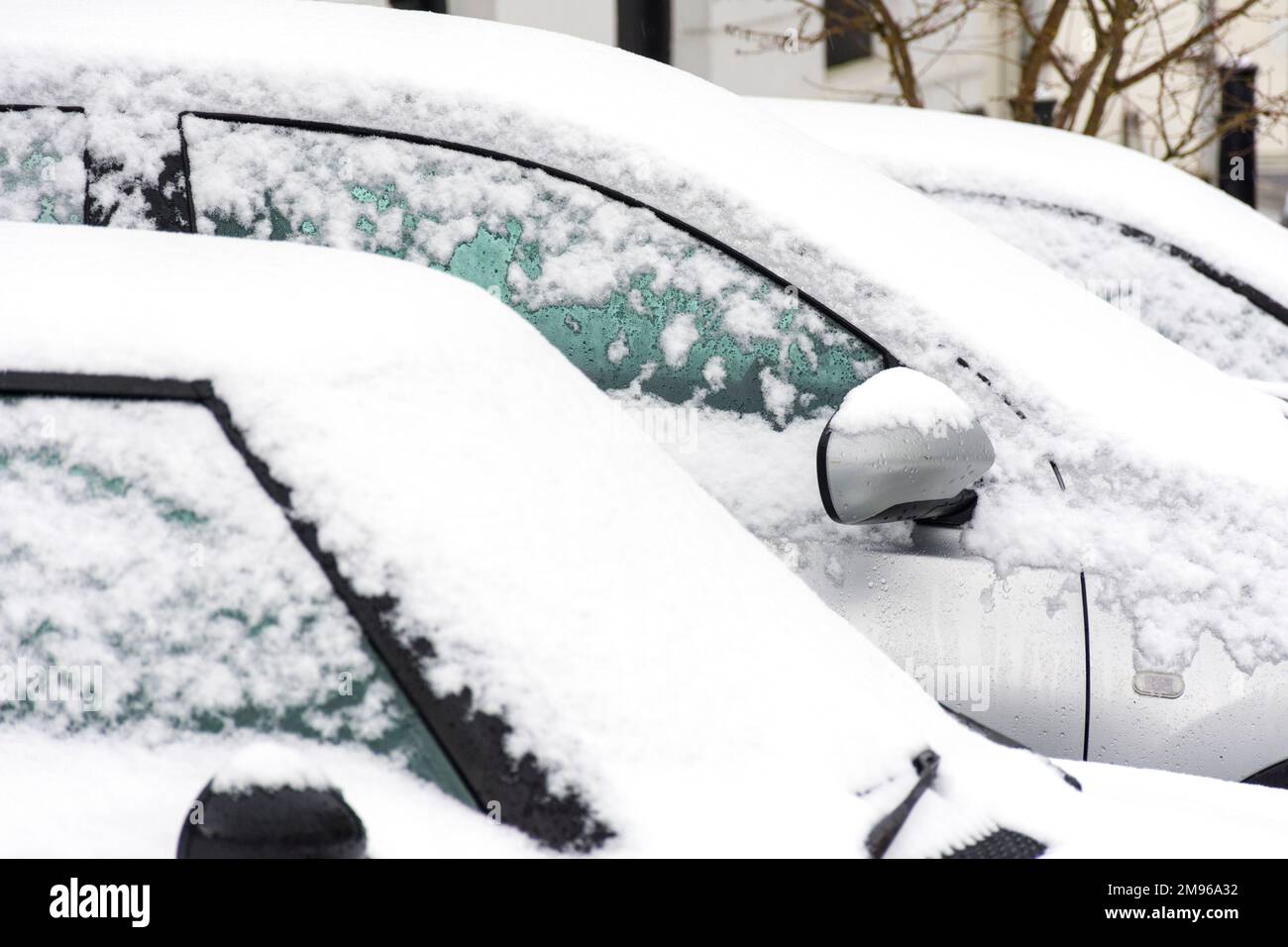 Ardara, Contea di Donegal, Ireland Weather. 17th gennaio 2023. Neve sulle auto parcheggiate, la neve continua a cadere nella contea nord-occidentale. Foto Stock