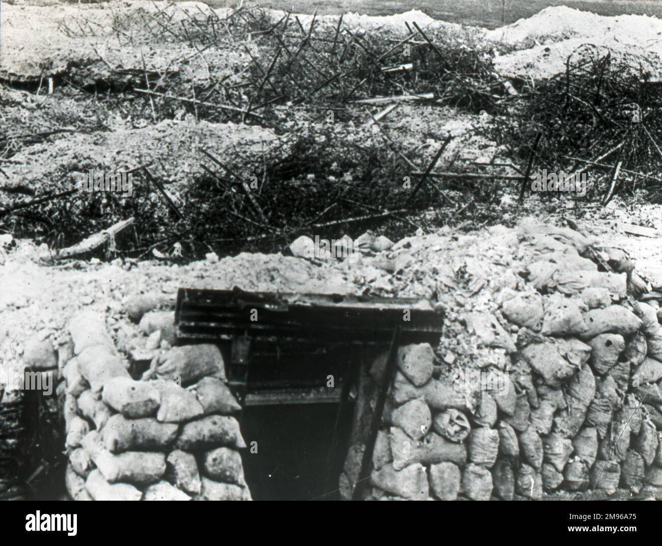 Vista di un ingresso alla trincea e dei sacchi di sabbia su un campo di battaglia nel nord della Francia, durante la prima guerra mondiale. Foto Stock