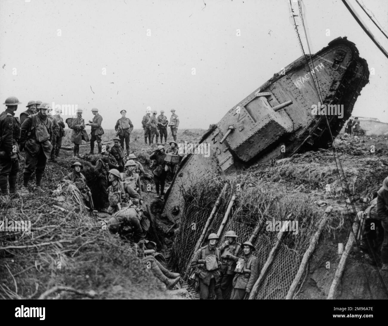 Un gruppo di soldati della prima guerra mondiale, che guardano un carro armato che accidentalmente è scivolato nella loro trincea. Foto Stock Un gruppo di soldati della prima guerra mondiale, che guardano un carro armato che accidentalmente è scivolato nella loro trincea. Foto Stock