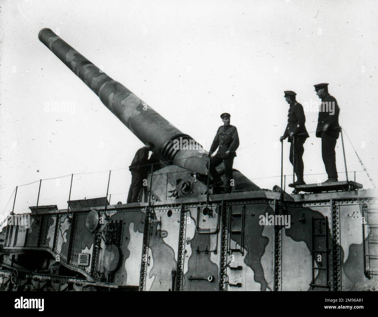 Una stazione di armi montato su ferrovia e soldati durante la prima guerra mondiale. La pistola e il supporto sono stati mimetdati con due sfumature di vernice. Foto Stock