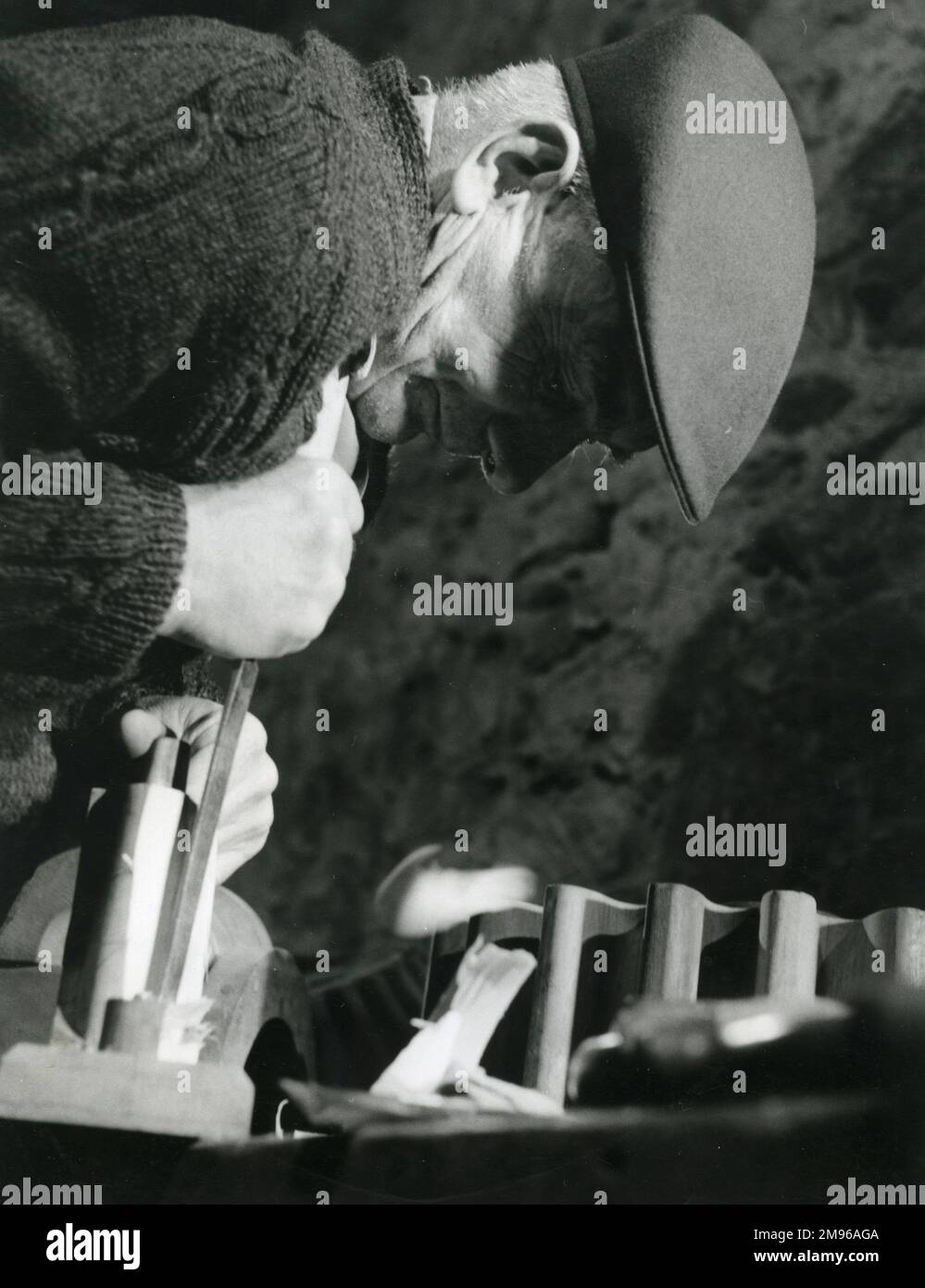 Un costruttore di modelli che intagliano un blocco nella officina meccanica di Dinorwig (o Dinorwic) Slate Quarry, vicino a Llanberis, Galles del Nord. La ruota dentata è un disegno in legno che verrà successivamente colato nella fonderia. Foto Stock