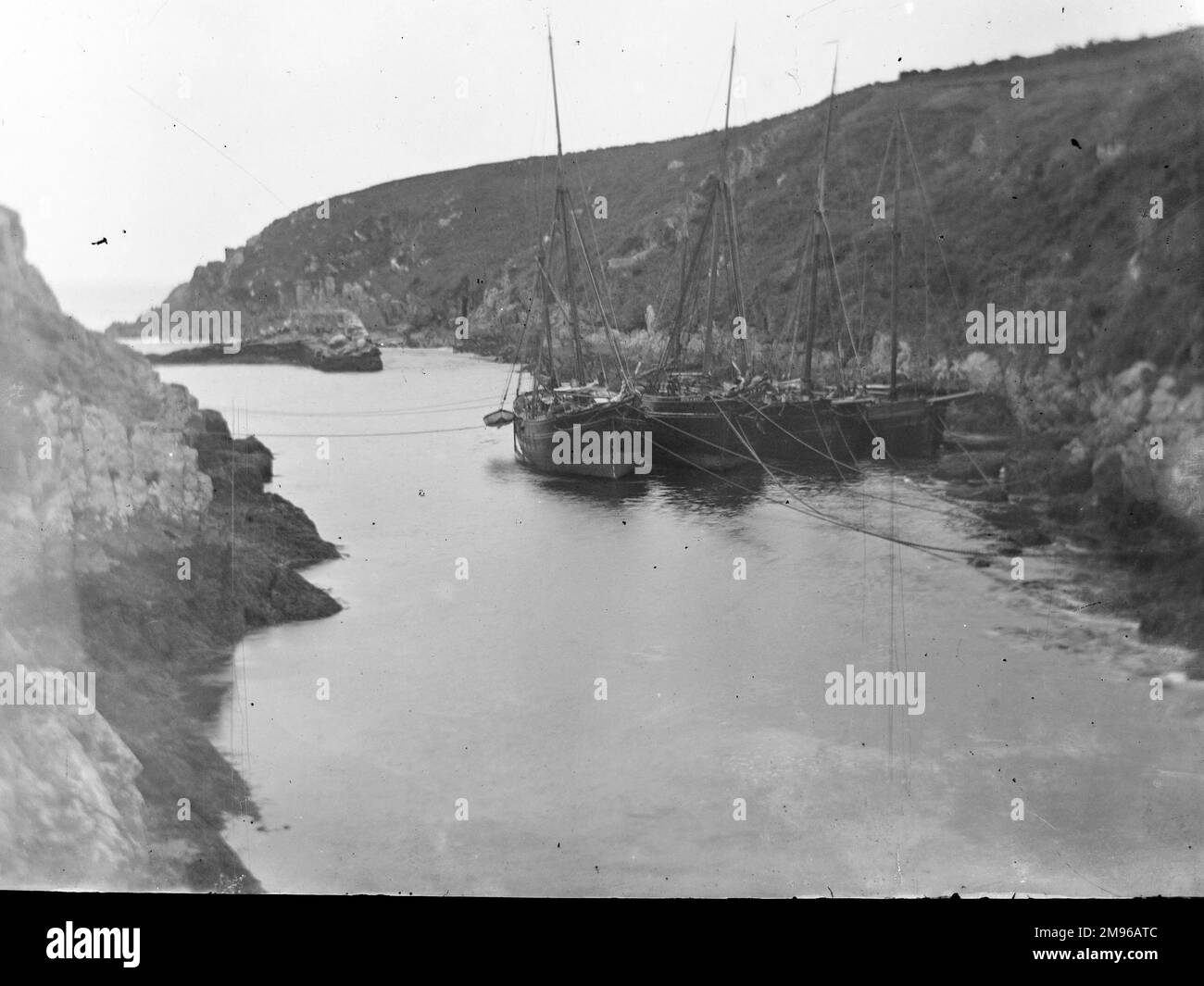 Vista del porto di Porthclais (o Porth Clais), un piccolo porto di ingresso protetto vicino a St David's, Pembrokeshire, Galles del Sud. Ci sono alcune navi commerciali ormeggiate qui, tra cui la 'Elizabeth'. Foto Stock