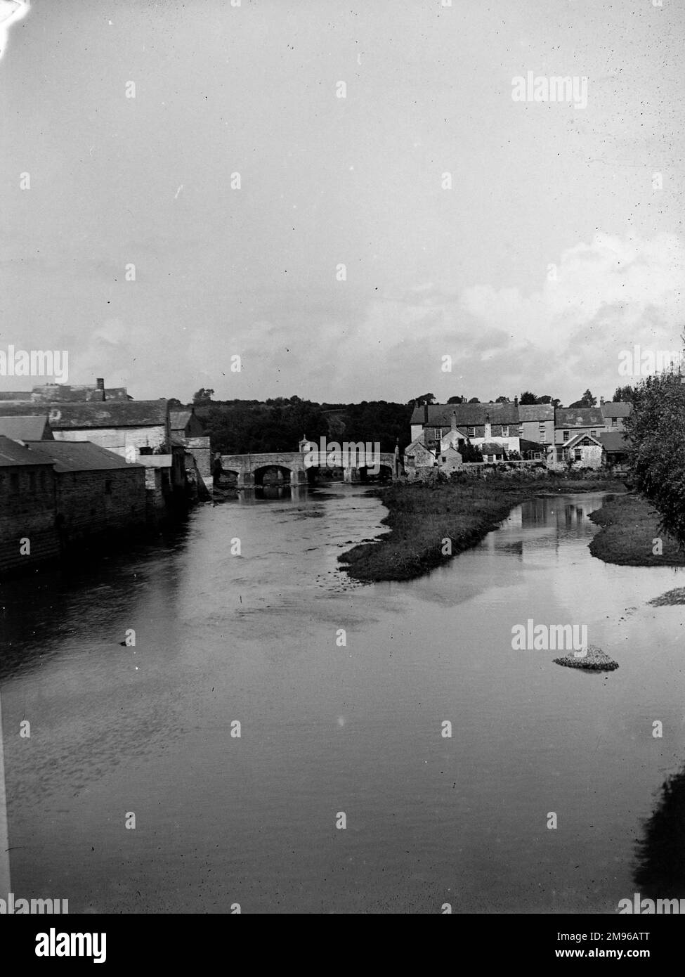 Vista distante del Ponte Vecchio (conosciuto come Ponte di San Martino) dal Ponte nuovo (costruito nel 1835) a Haverfordwest, Pembrokeshire, Dyfed, Galles del Sud, attraversando il fiume Cleddau. Foto Stock