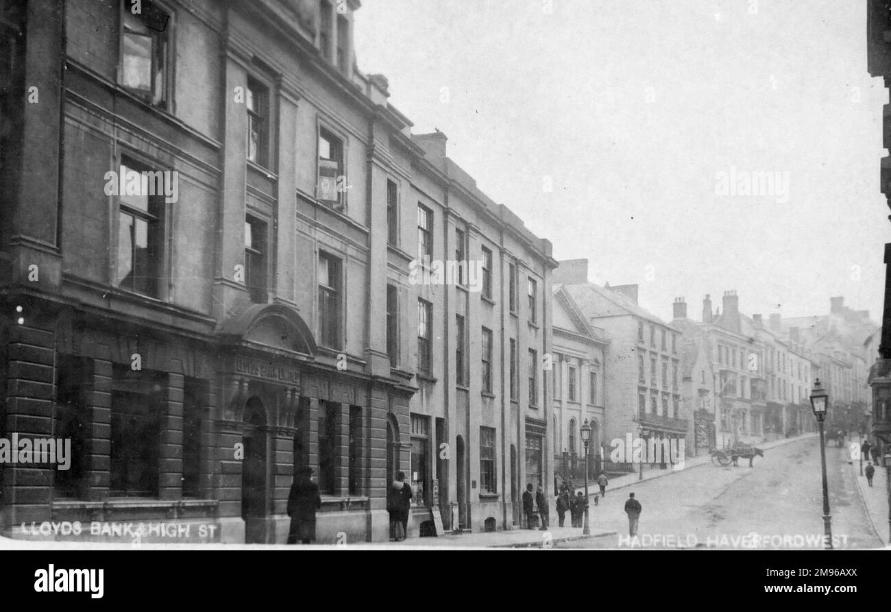 Vista della High Street, compresa la Lloyds Bank, a Haverfordwest, Pembrokeshire, Dyfed, Galles del Sud. Foto Stock