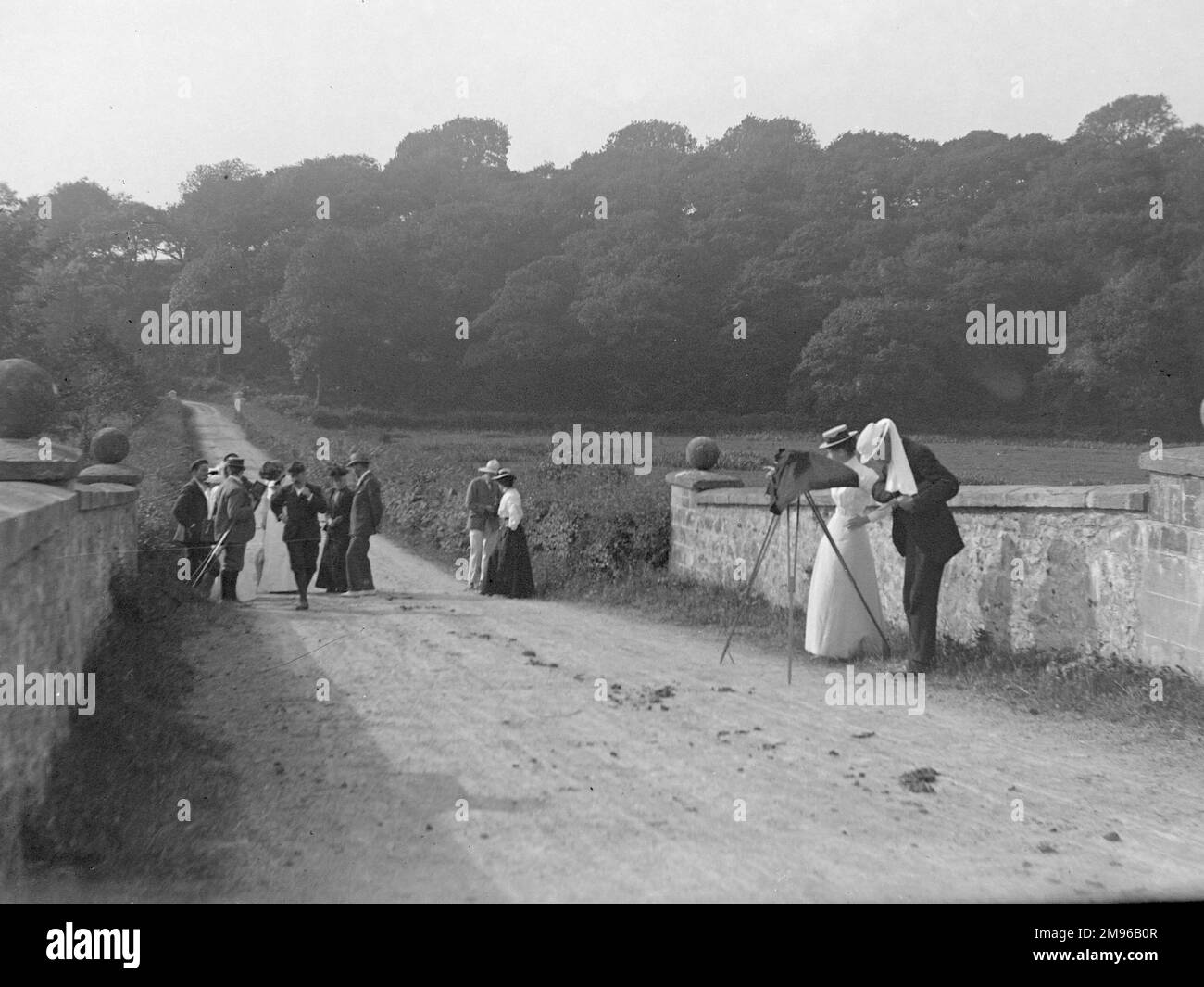 Una festa fotografica sul ponte a Slebech, Pembrokeshire, Galles occidentale. Blackpool Bridge, attraversando il fiume Cleddau, è un ponte di categoria II, costruito nel 1825 circa per la famiglia de Rutzen che possedeva lo Slebech Park a quel tempo. Foto Stock