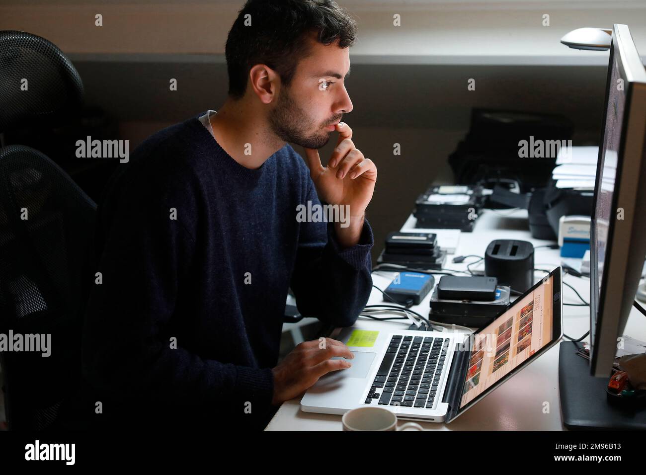 Giovane uomo che usa un computer a Montrouge, Francia Foto Stock