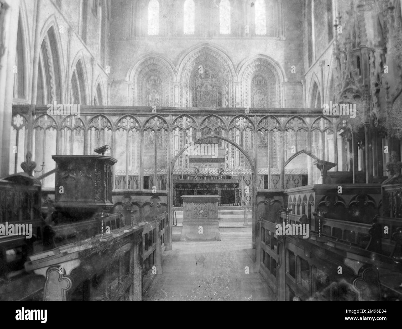 L'altare maggiore, visto attraverso lo schermo del rood (o coro) dalle bancarelle del coro, dalla Cattedrale di San David, da San David, da Pembrokeshire, nel Galles del Sud. Foto Stock