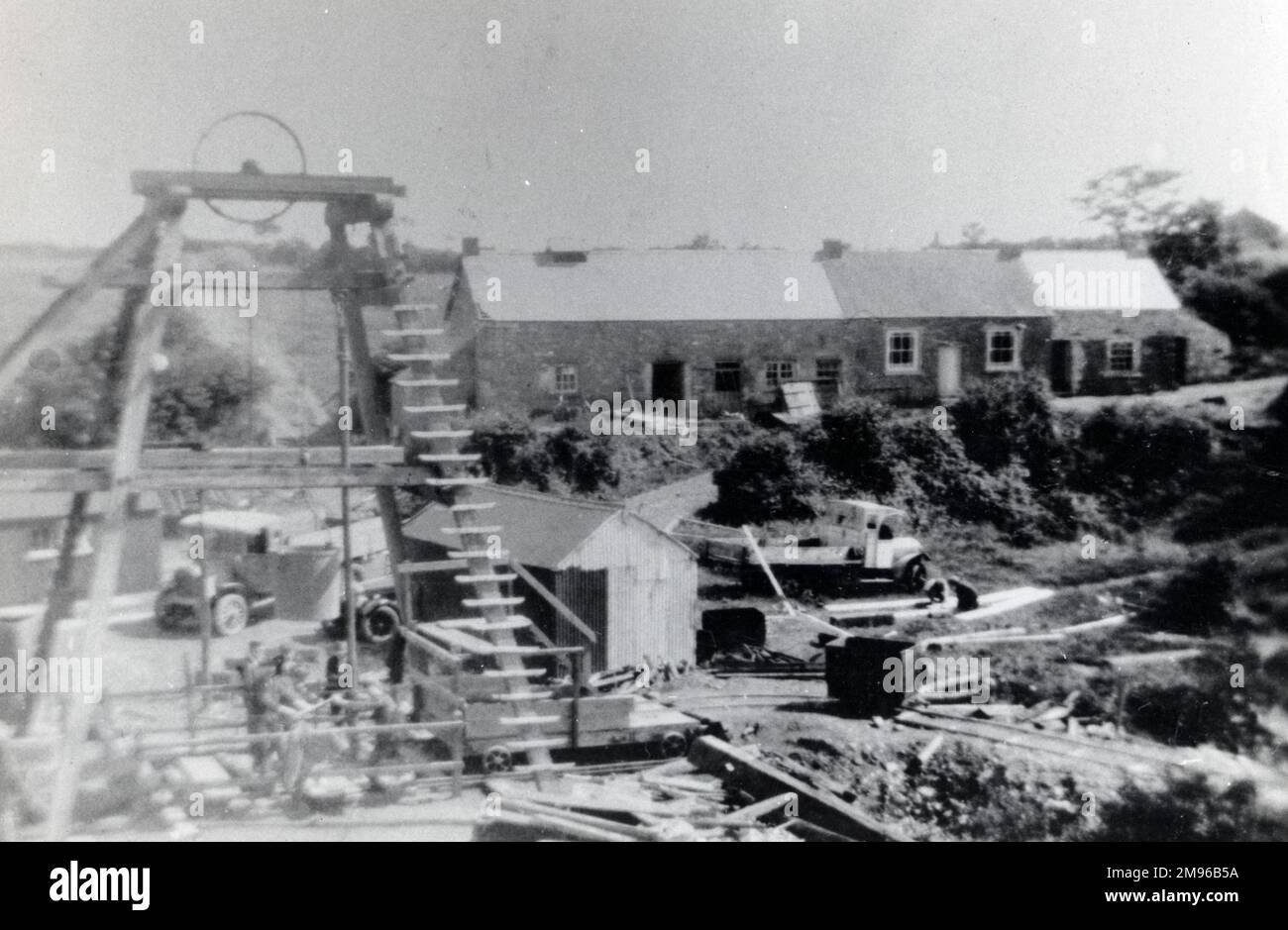 Una vista di Hook Colliery, vicino a Haverfordwest, Pembrokeshire, Galles del Sud, che mostra l'ingranaggio a testa di legno sulla sinistra e le officine sulla destra. Foto Stock