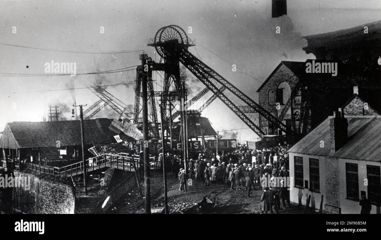Scena al disastro della Colliery di Senghenydd, vicino Caerphilly, Glamorgan, Galles del Sud. 439 minatori sono stati uccisi in totale, il che rende questo il peggiore incidente minerario del Regno Unito. Questa fotografia è stata scattata dopo che un secondo incendio scoppiò. Un'indagine ha rilevato che diverse norme di sicurezza erano state violate -- sono state inflitte ammende al manager delle collisioni e all'azienda, per un totale di 24 sterline. Foto Stock