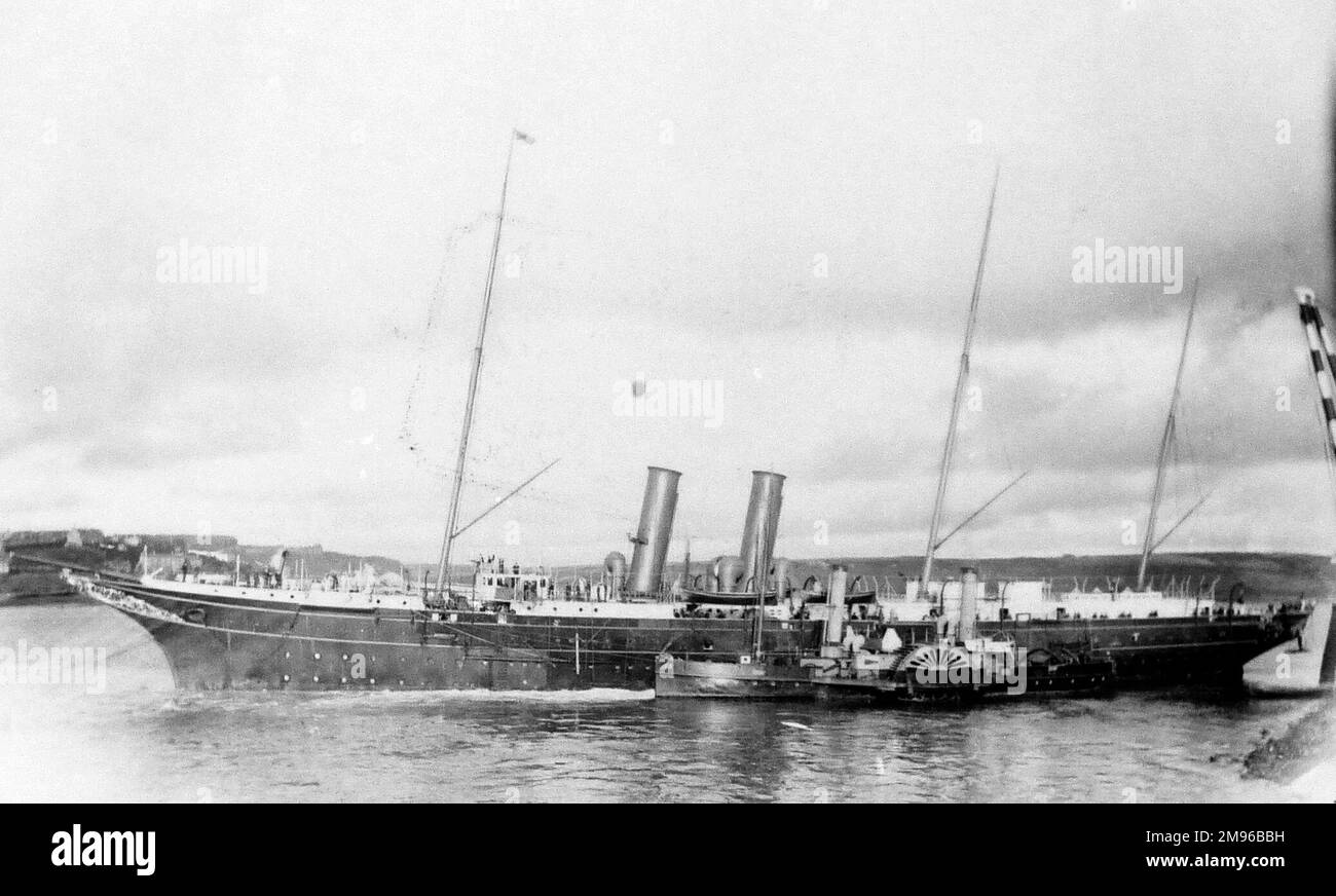 Vista del Pembroke Dock con lo yacht reale Victoria and Albert, Pembrokeshire, Galles del Sud. Questo è stato il terzo yacht reale a portare questo nome -- è stato costruito in Pembroke Dock e lanciato nel 1899. Foto Stock