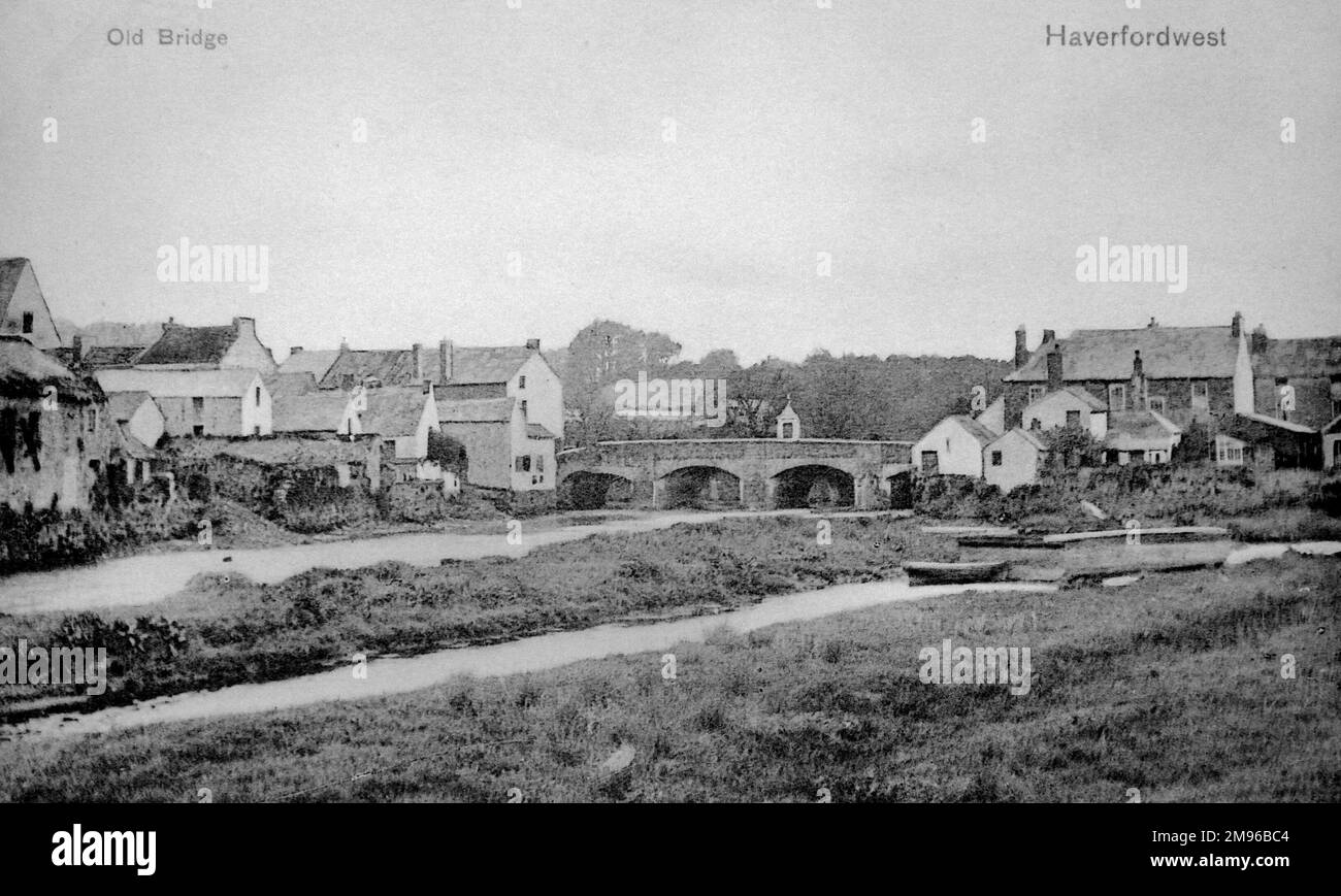 Vista del Ponte Vecchio (conosciuto come Ponte di San Martino) a Haverfordwest, Pembrokeshire, Dyfed, Galles del Sud, attraversando il fiume Cleddau, con case su entrambi i lati. Foto Stock