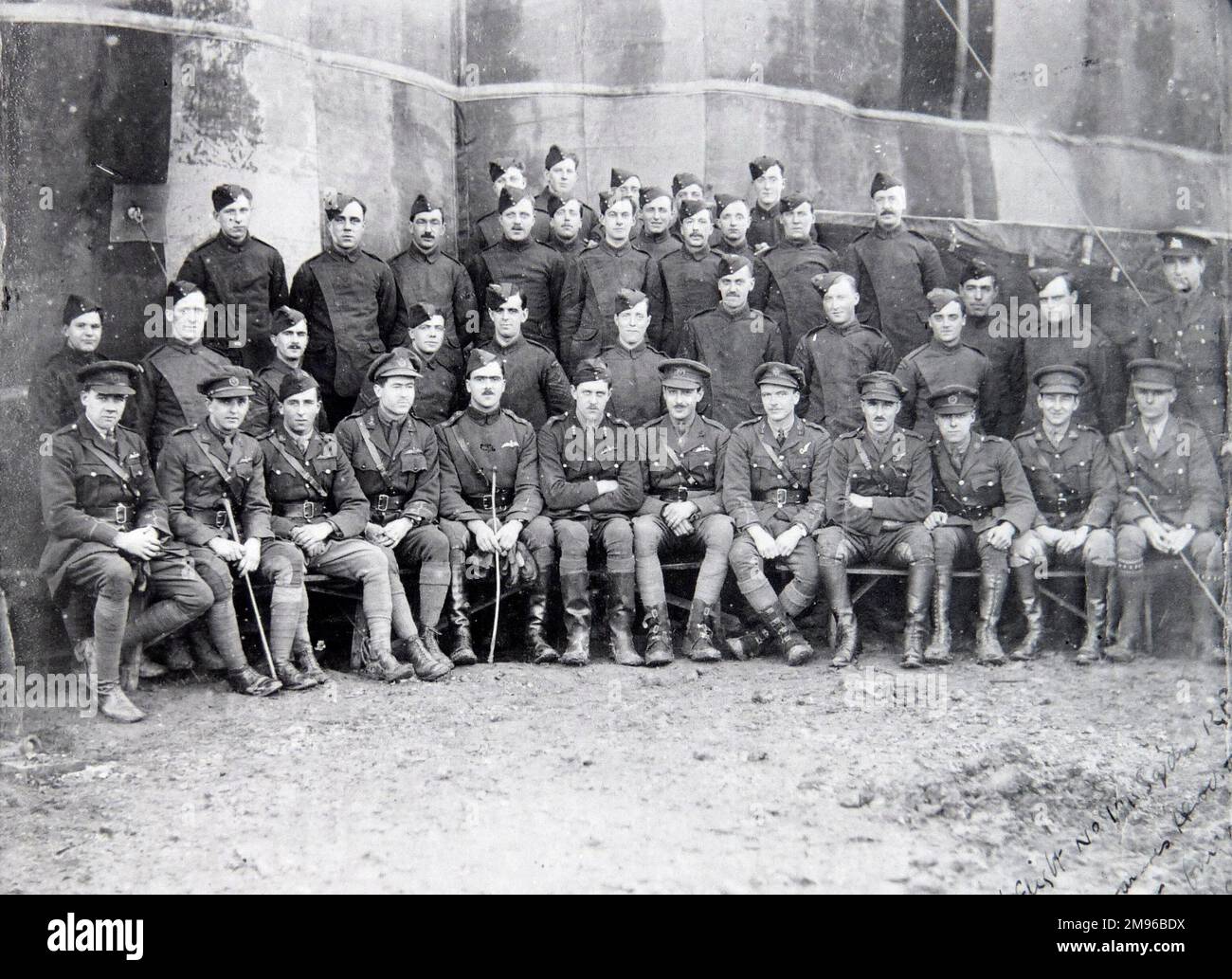 Un gruppo di aviazione della prima guerra mondiale, in uniforme. Gli ufficiali siedono in prima fila, e gli uomini si trovano dietro. Foto Stock