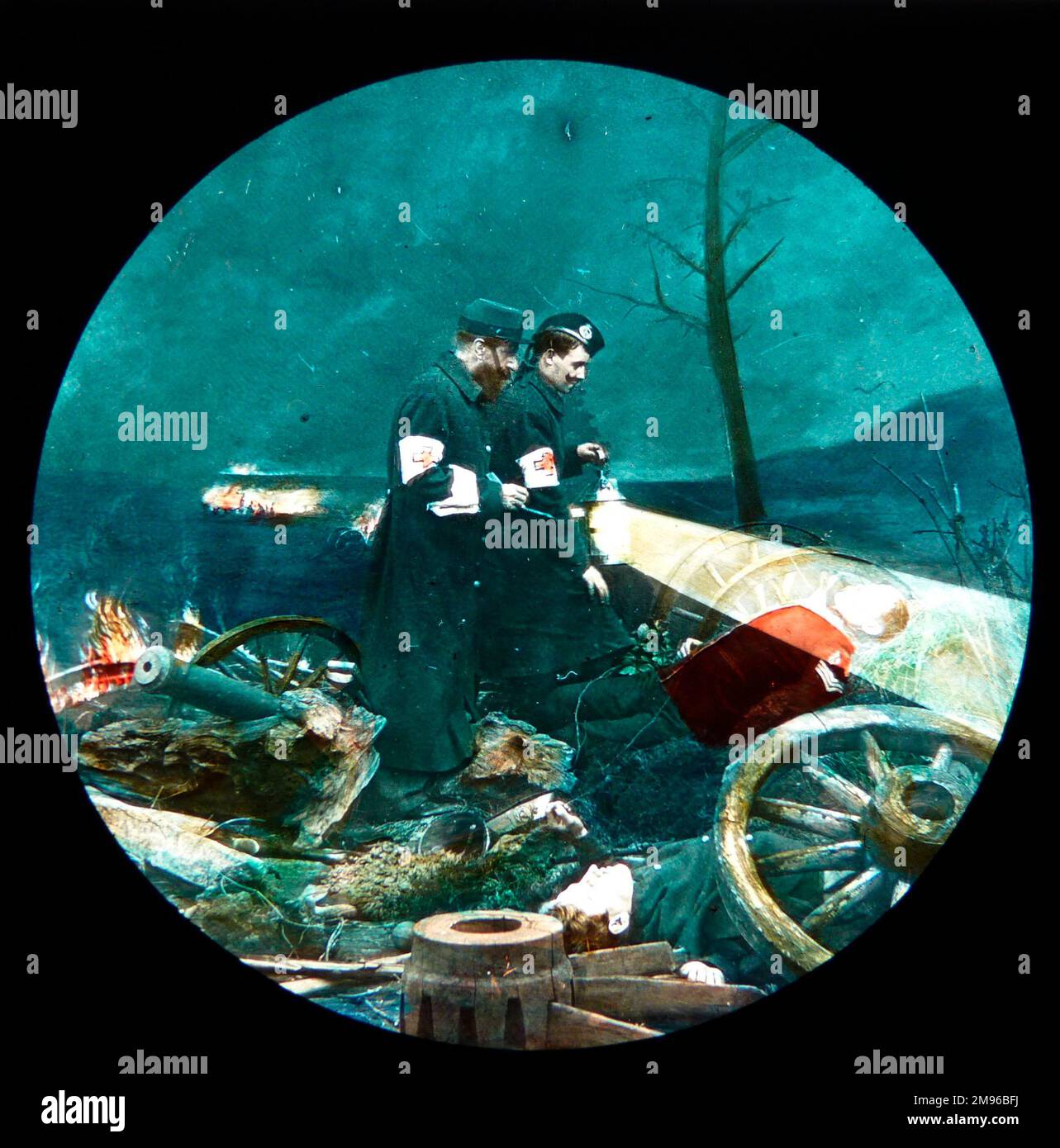 Una lanterna dipinta a mano raffigurante lavoratori della Croce Rossa su un campo di battaglia della prima guerra mondiale di notte, alla ricerca di sopravvissuti dopo una battaglia. Un soldato morto si trova in primo piano, insieme ai detriti di cannoni e carri armati rotti. La luce di una lanterna risplende su un altro soldato, in una giacca rossa. Foto Stock