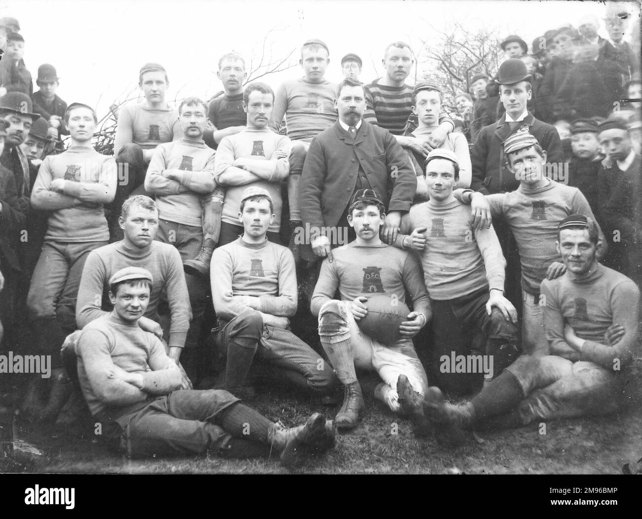 Una foto di gruppo della squadra di Rugby Football di Crickhowell, con alcuni dei tifosi del club, a Crickhowell, Powys, Mid Wales. Foto Stock