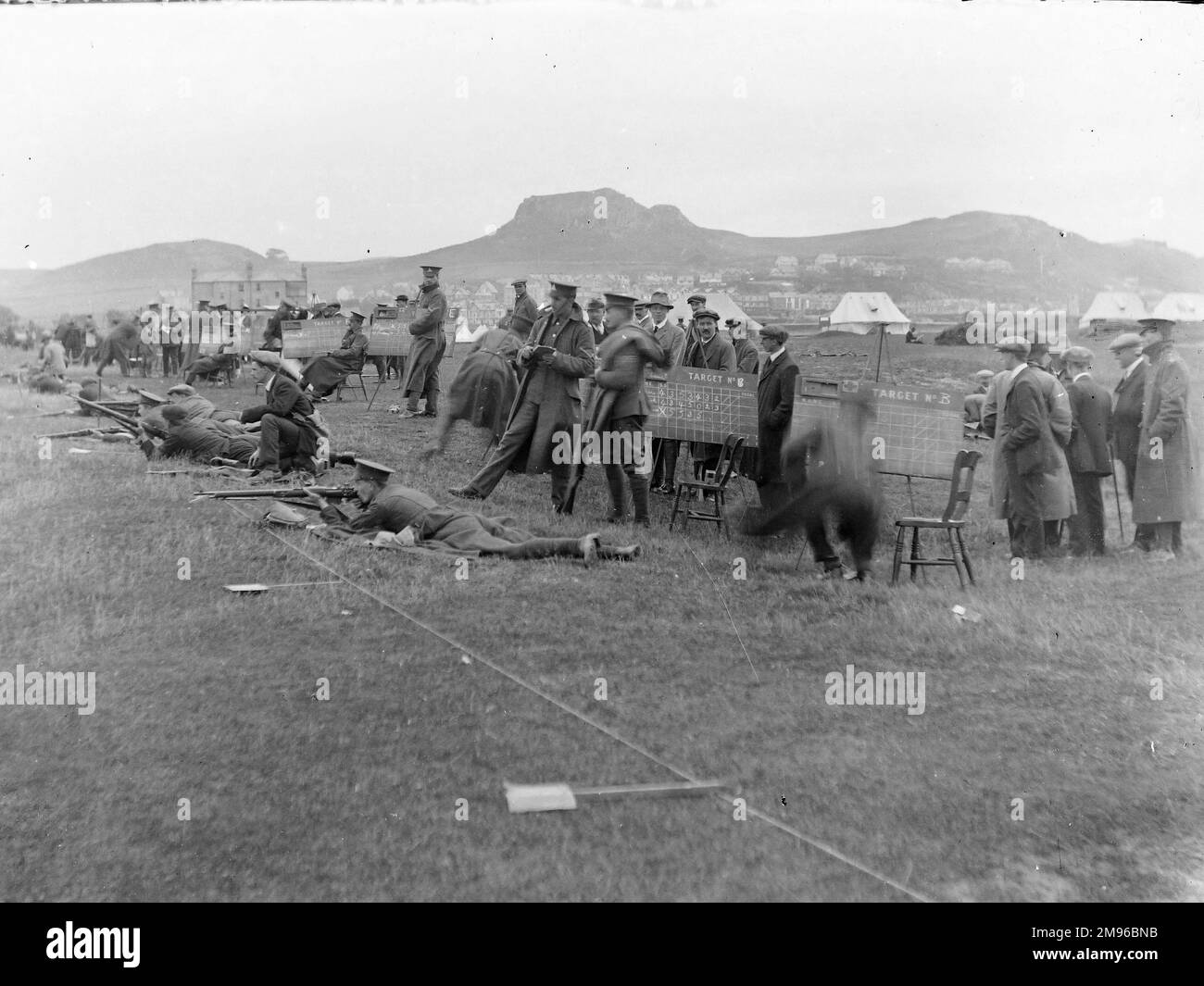 Un gruppo di soldati che praticano una pratica mirata su un campo di tiro prima dello scoppio della prima guerra mondiale. Il loro successo o altro è scritto su varie lavagne nere. Foto Stock