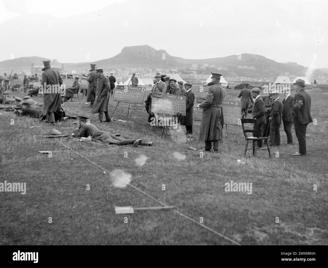Un gruppo di soldati che praticano una pratica mirata su un campo di tiro prima dello scoppio della prima guerra mondiale. Il loro successo o altro è scritto su varie lavagne nere. Foto Stock