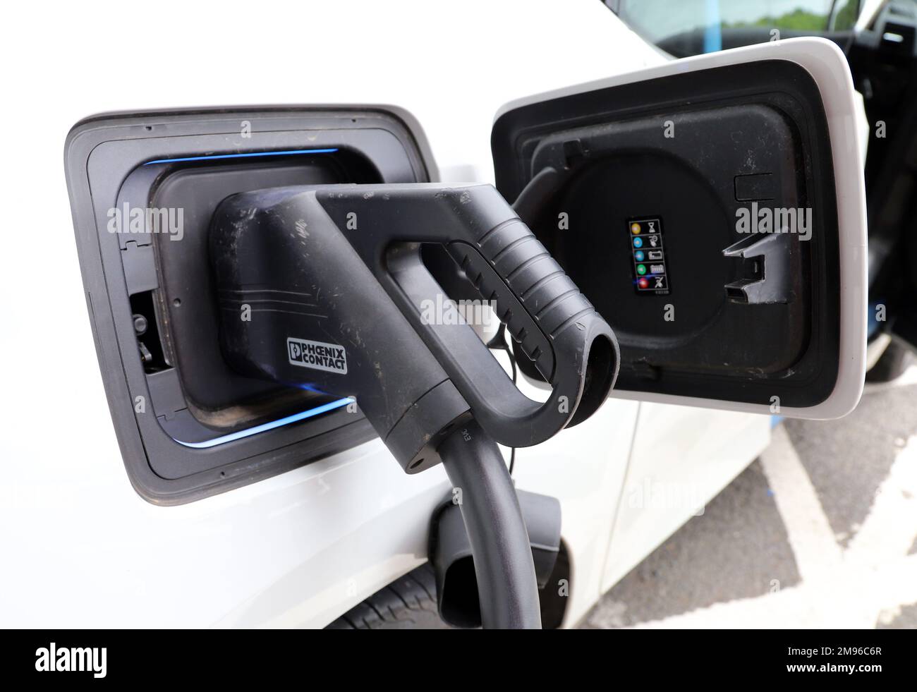 Stazione di carica del veicolo elettrico; connettore CCS che fornisce una carica di 120kW CC a un veicolo elettrico Foto Stock