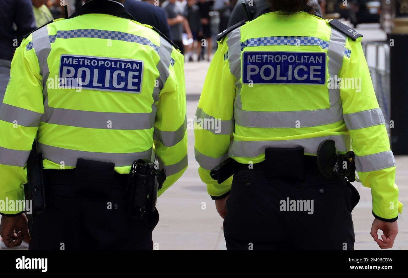 Pattugliamenti degli ufficiali di polizia metropolitani a Whitehall, Londra Foto Stock