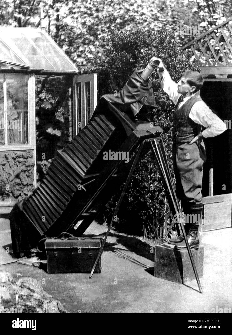 Reginald Malby (1882-1924), fotografo ufficiale della Royal Horticultural Society, utilizzando una macchina fotografica gigante nel suo giardino a Woodford, Essex. Foto Stock
