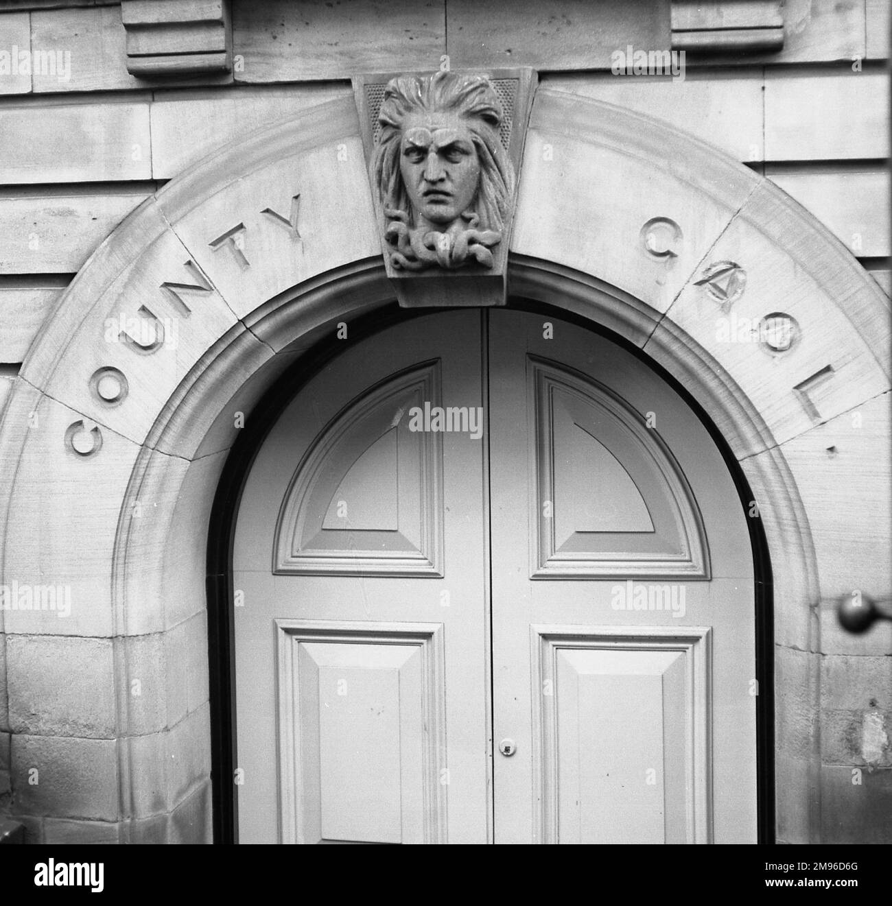 Ingresso a un County Gaol, con una faccia piuttosto proibente simile a Medusa sulla chiave di volta. Foto Stock