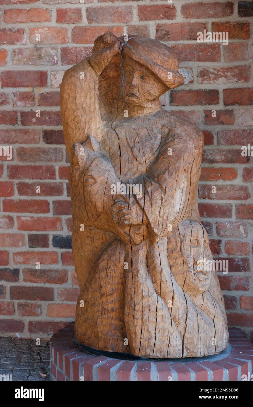 Scultura in legno di Michael Kohlhaas, nella città di Juterbog, nello stato di Brandeburgo, in Germania. Kohlhaas (noto anche come Hans Kohlhase), era un mercante del 16th° secolo i cui cavalli sono stati presi da lui. Non riuscendo a ottenere giustizia attraverso il sistema giuridico, egli intraprende azioni che si sono intensificate in una campagna terroristica in tutta la Sassonia. Alla fine fu catturato e giustiziato. La sua storia fu resa popolare dal romanziere del 19th° secolo, Heinrich von Kleist. Foto Stock