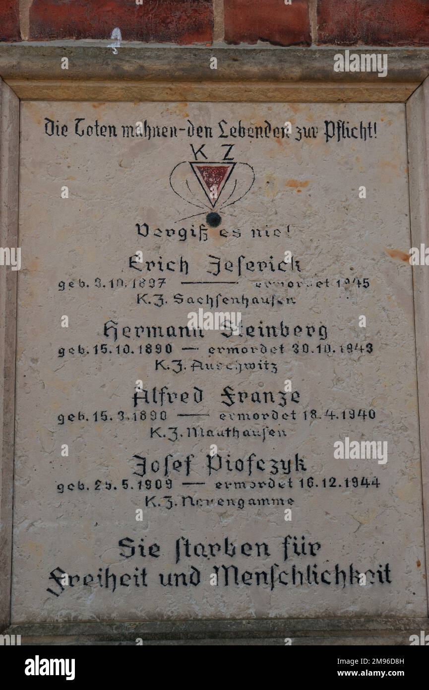 Una lapide commemorativa in onore degli eroi morti contro il regime nazista durante la seconda guerra mondiale, nella città di Juterbog, nello stato di Brandeburgo, in Germania. Foto Stock