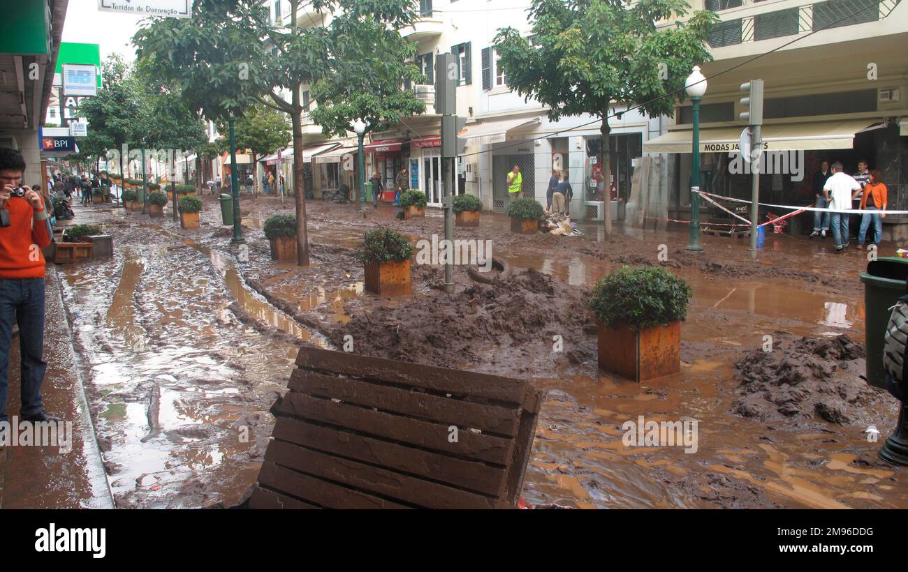 Detriti e fango si depositavano nelle strade di Funchal, Madeira, a seguito di gravi inondazioni nel febbraio 2010. Foto Stock