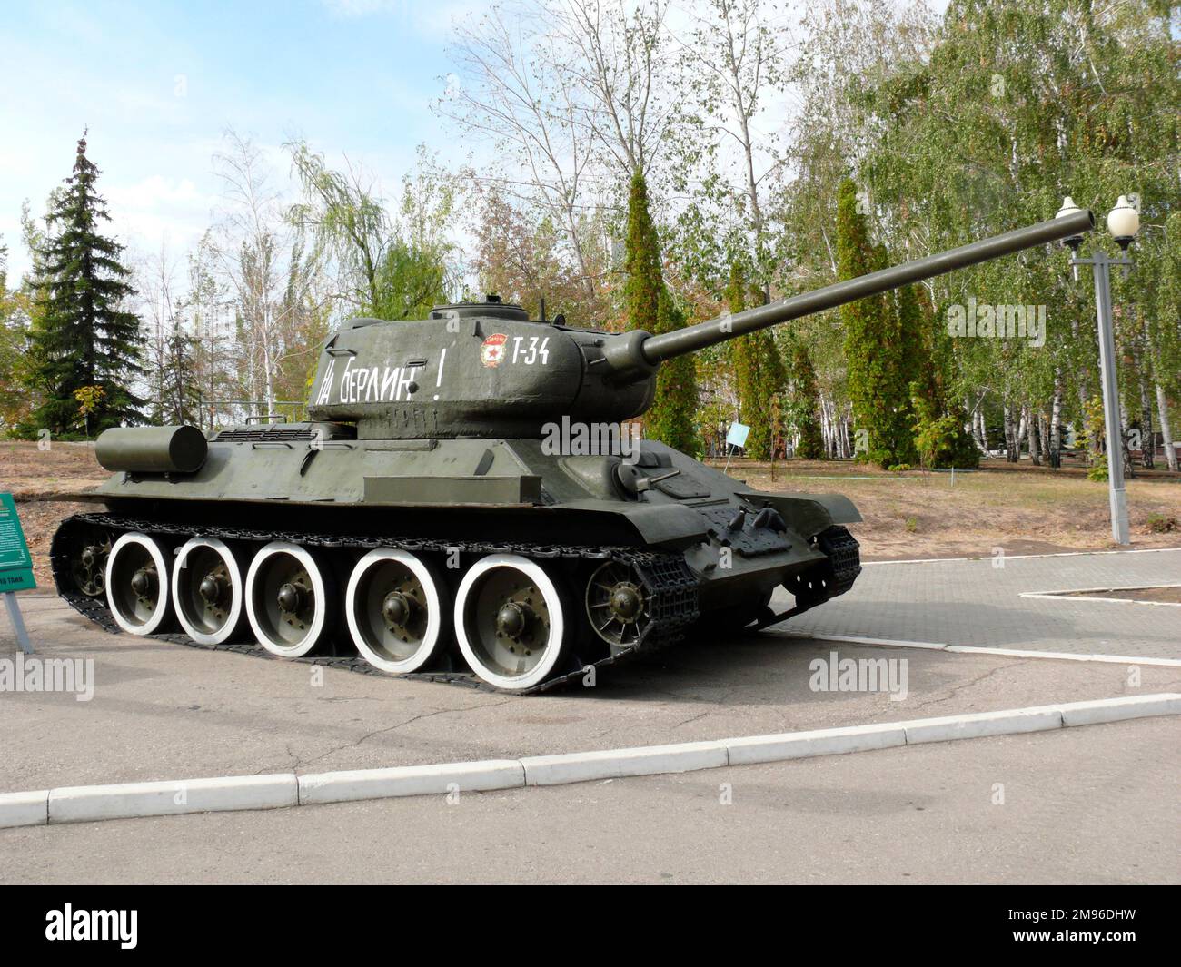 Russia - Saratov: Sistemi di armi da WW II su Falcon Hill, famoso carro T 34 Foto Stock