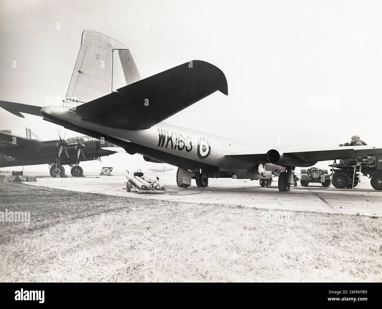 Il rifornimento di carburante B2 Canberra WK163 equipaggiato con un NSc D1-2 doppio Scorpion ricaricabile razzo booster Foto Stock