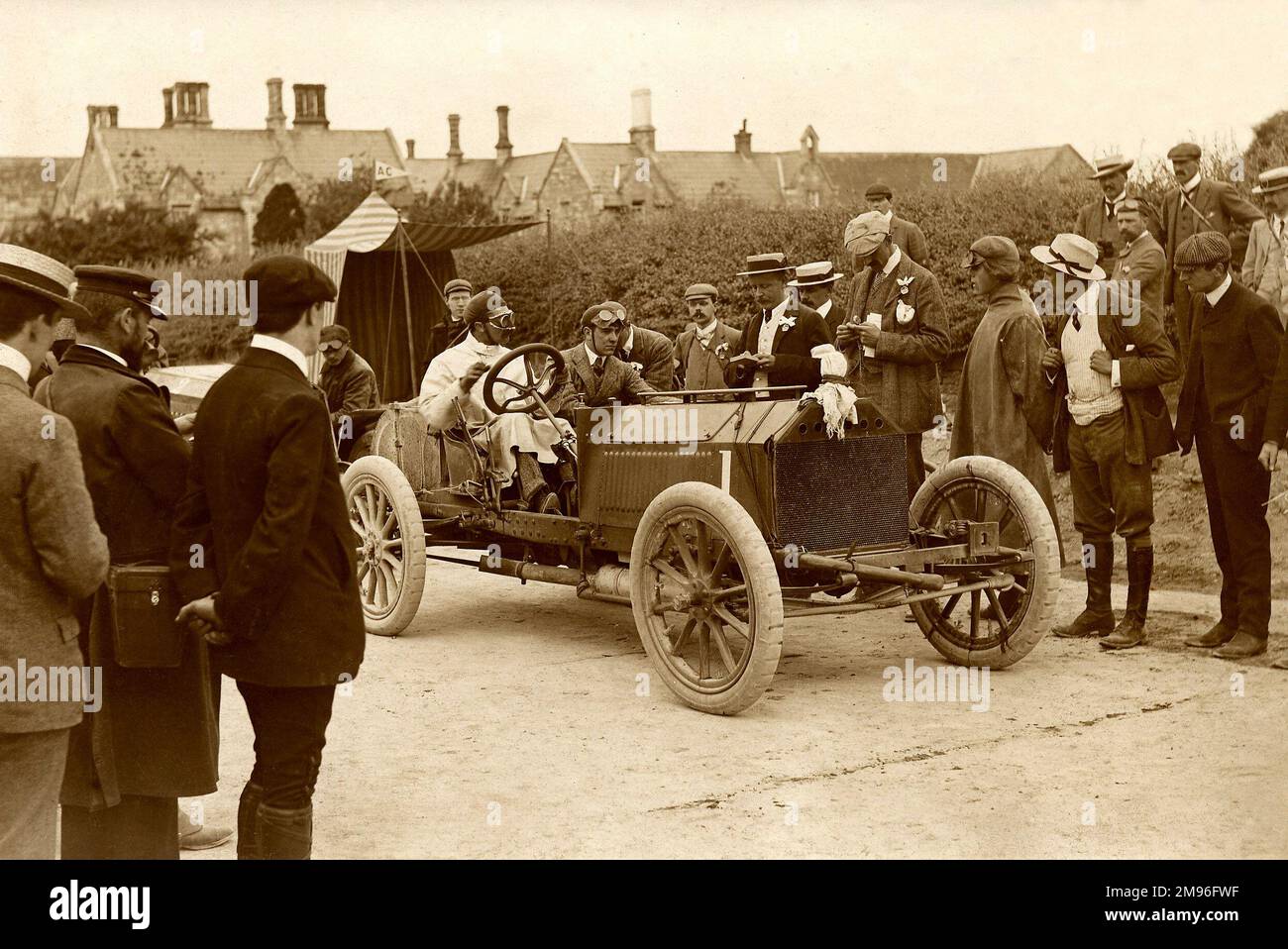 S F Edge lasciando il controllo di Athy, Napier auto da corsa, 1903 Foto Stock