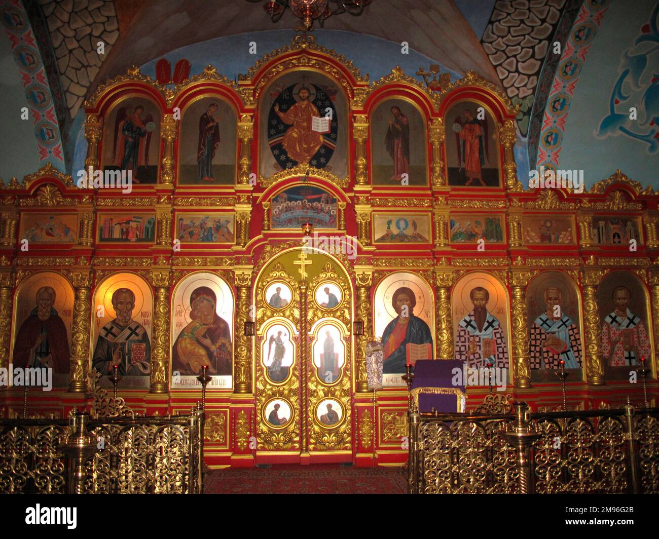 Russia, Astrakhan. La cattedrale di Maria Ascensione, all'interno, mostra icone dipinte su uno schermo splendidamente decorato. Foto Stock