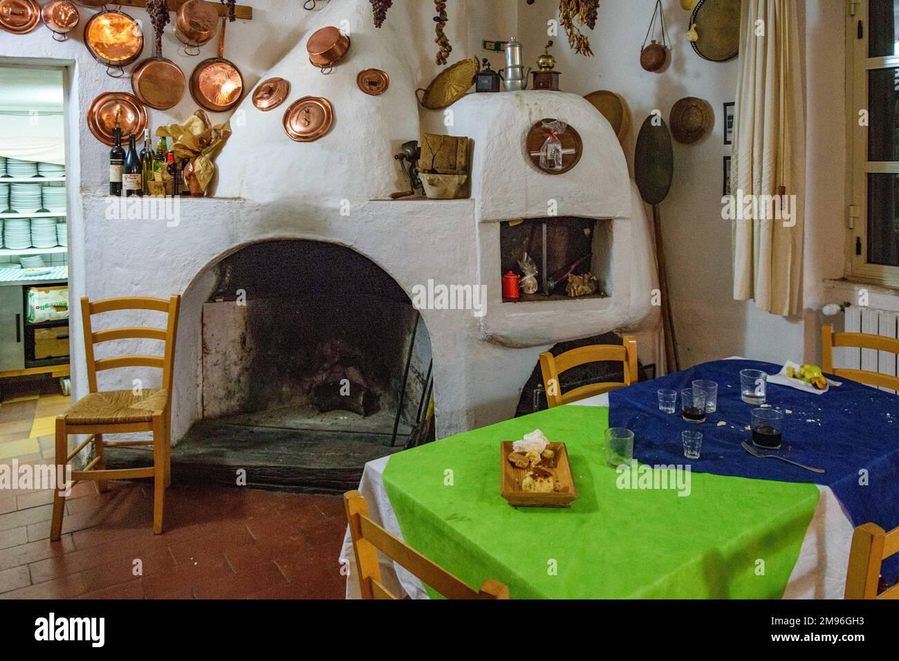 Una zona pranzo intorno al cuore in un antico e tradizionale casale sardo Foto Stock