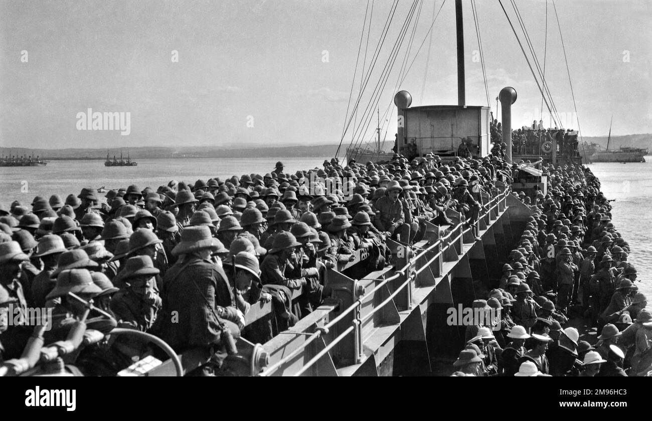 Un gran numero di militari in caschi a bordo della nave. Foto Stock