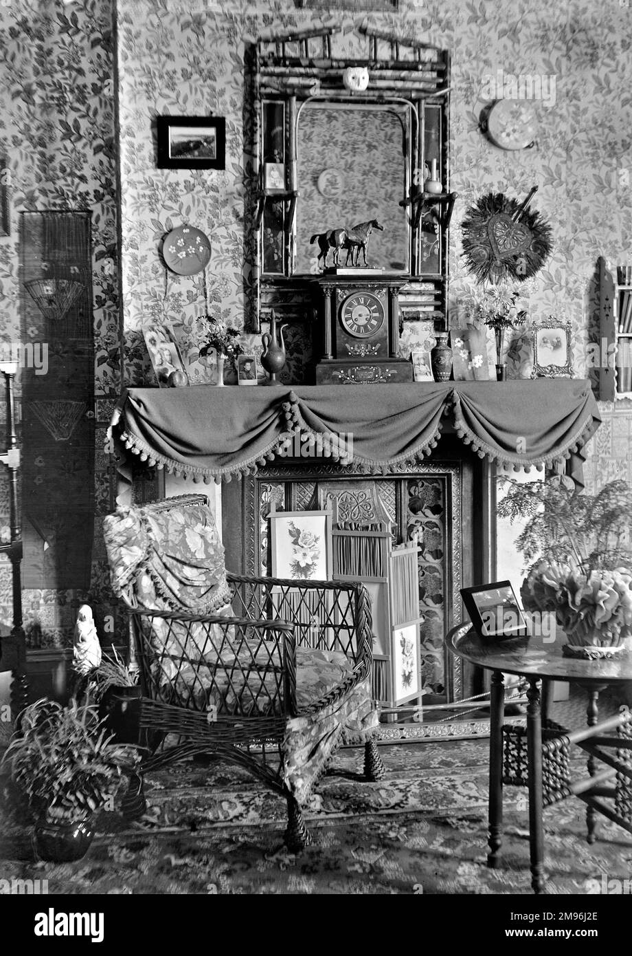 Un interno domestico di stile vittoriano con camino e modelli differenti dappertutto osservate. Foto Stock