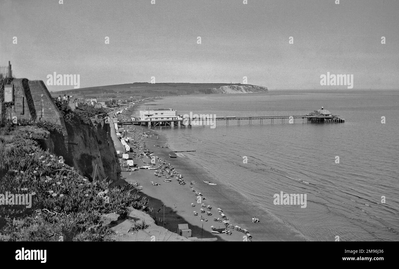 Vista sul mare a Shanklin, Isola di Wight, che mostra la spiaggia, il molo e il mare dalla cima della scogliera. Foto Stock