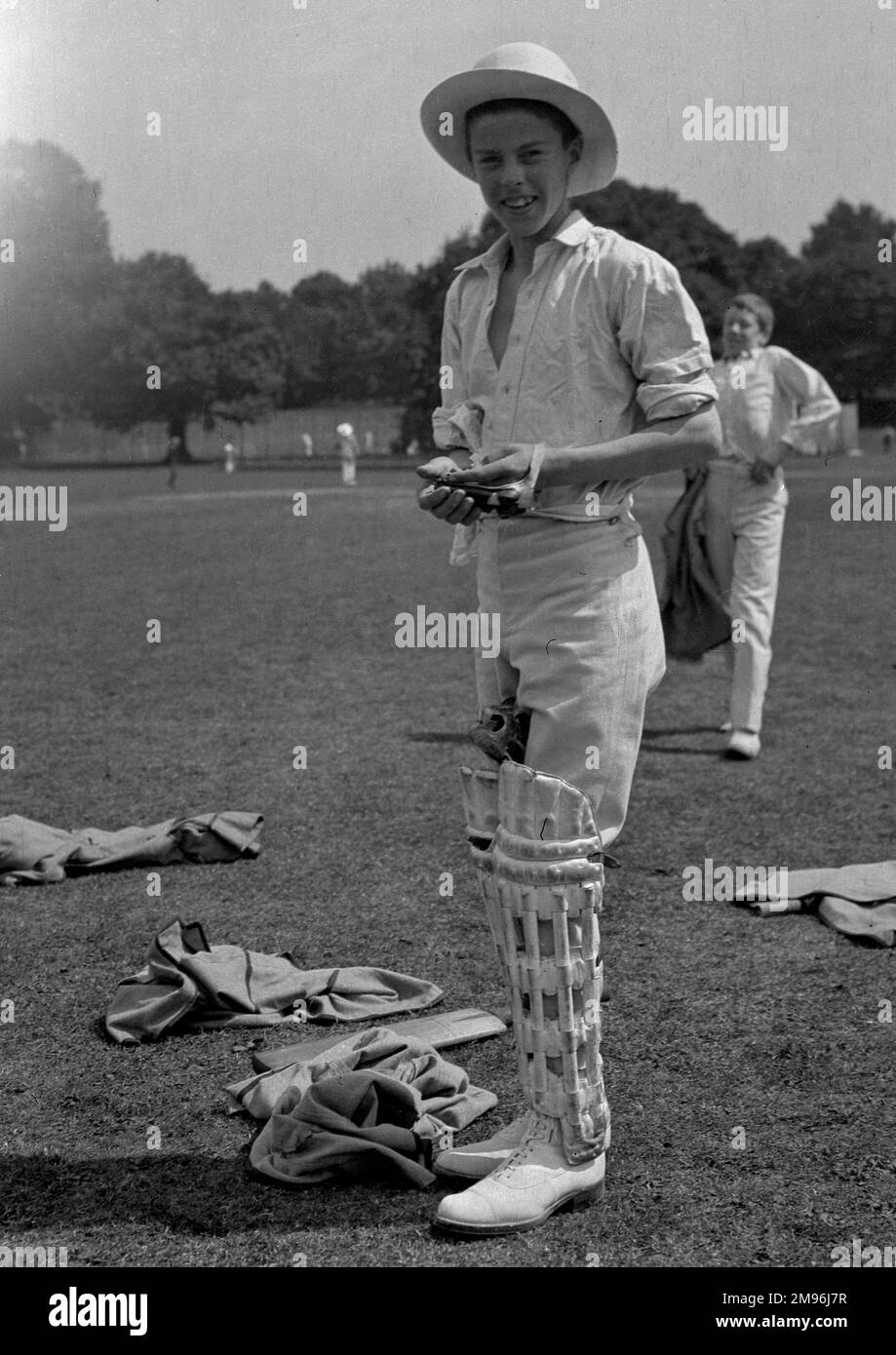 Due ragazzi nella loro attrezzatura da cricket a lato di un campo da cricket. Foto Stock