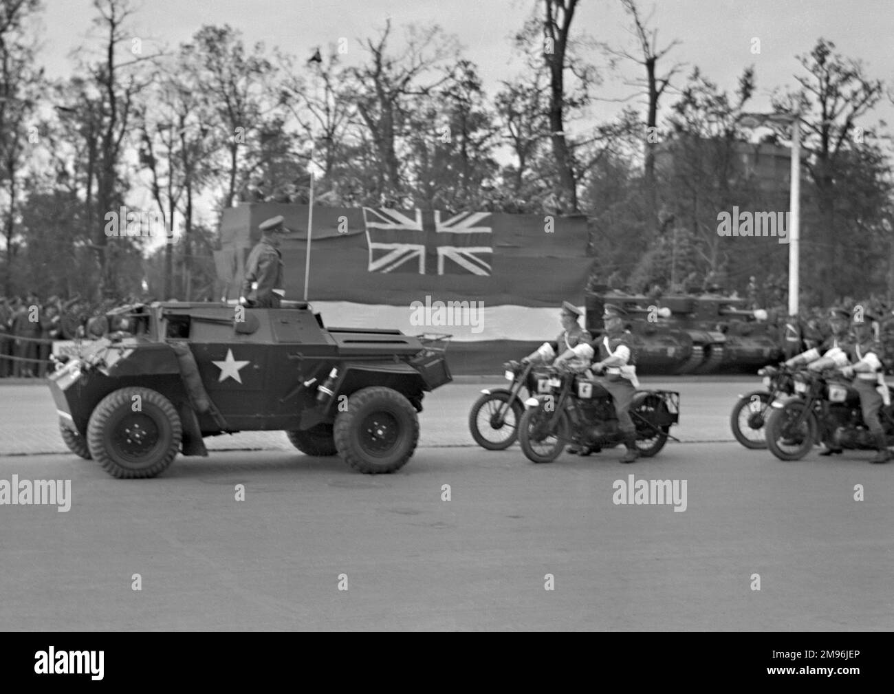 Una parata militare con jeep e moto. Foto Stock