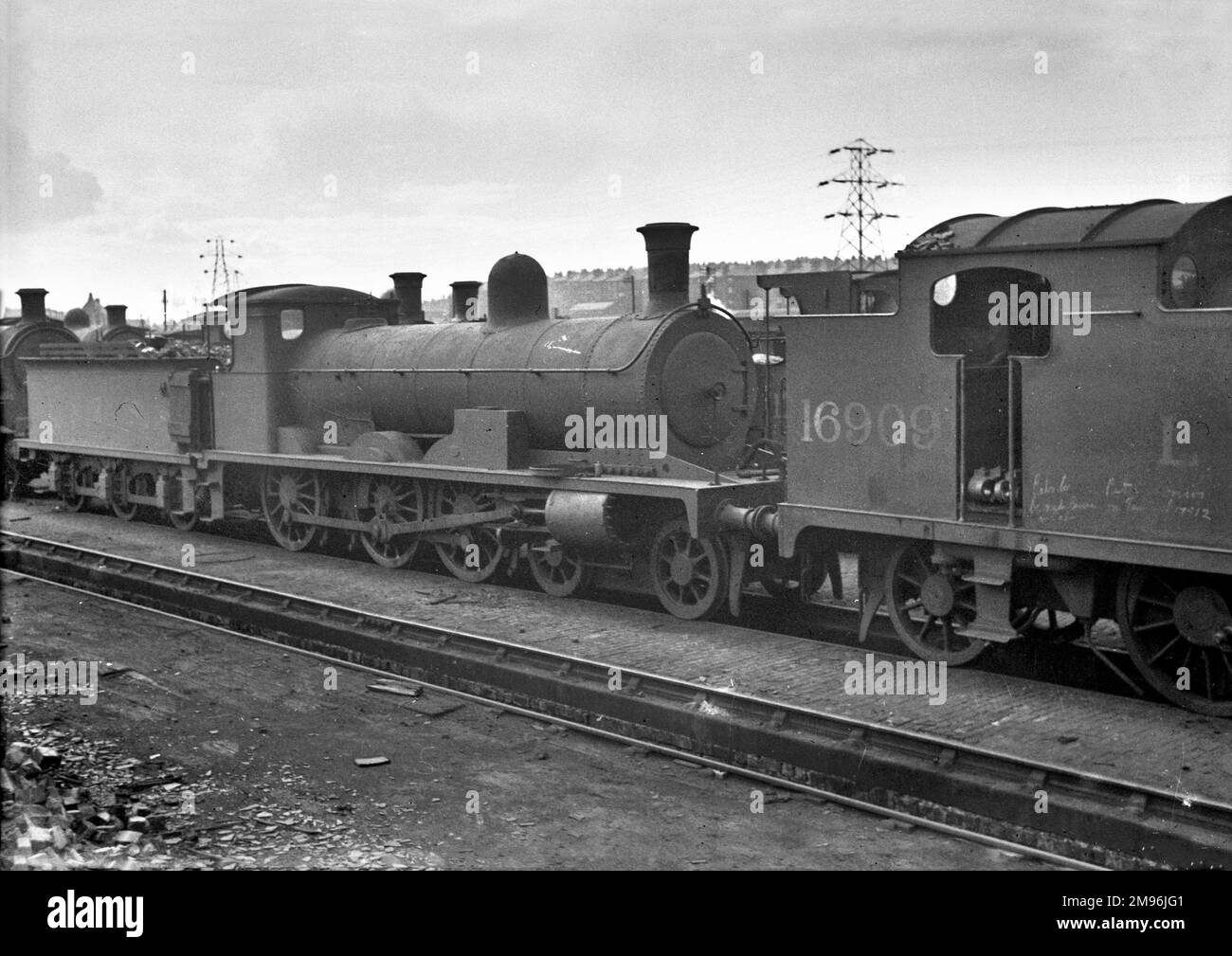 Un motore a vapore su un binario ferroviario. Foto Stock