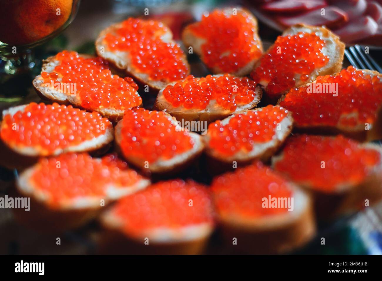 panini con salmone caviale rosso con oli. Prelibatezze tradizionali russe Foto Stock