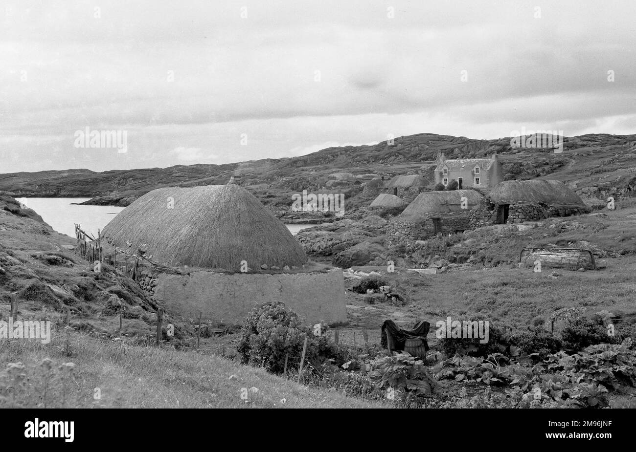 Cottage e una casa in un paesaggio tetro scozzese. Foto Stock