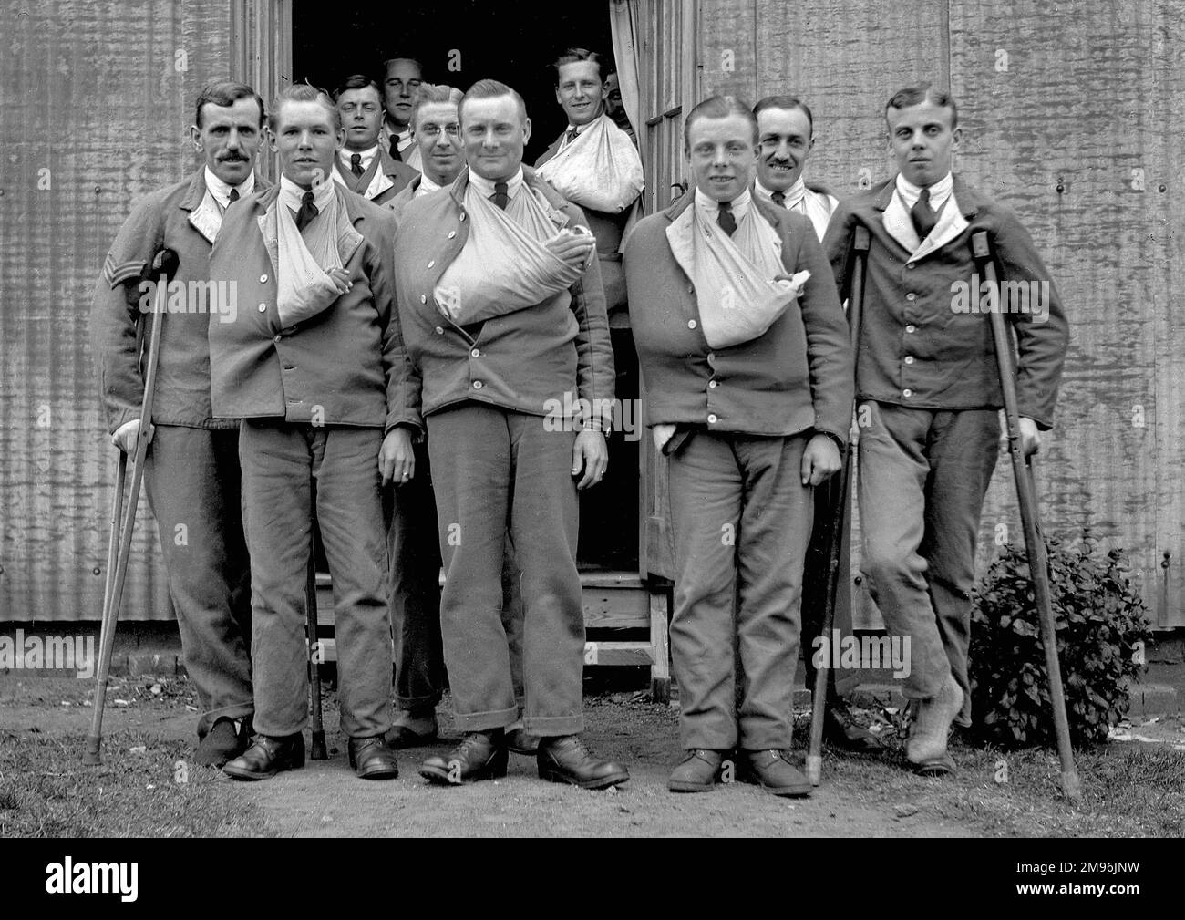 Un gruppo di soldati che si convalescenza durante la prima guerra mondiale, alcuni su stampelle, altri con il braccio in una fionda. Foto Stock