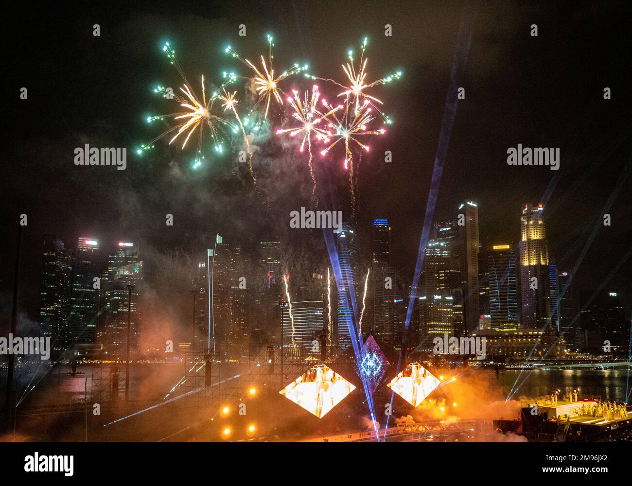 Fuochi d'artificio festeggiamenti di Capodanno 2022 a Marina Bay Singapore Foto Stock