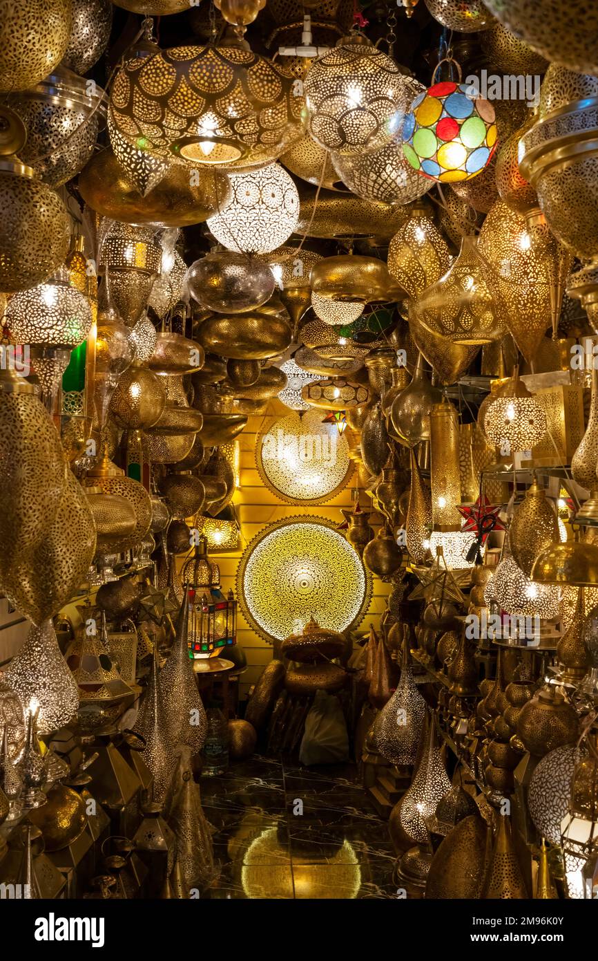 Vista verticale del negozio di illuminazione in un mercato di marrakech, Marocco Foto Stock
