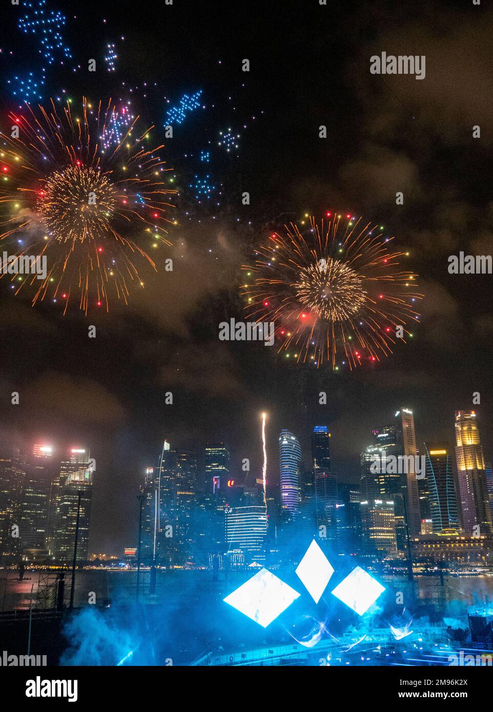 Fuochi d'artificio festeggiamenti di Capodanno 2022 a Marina Bay Singapore Foto Stock