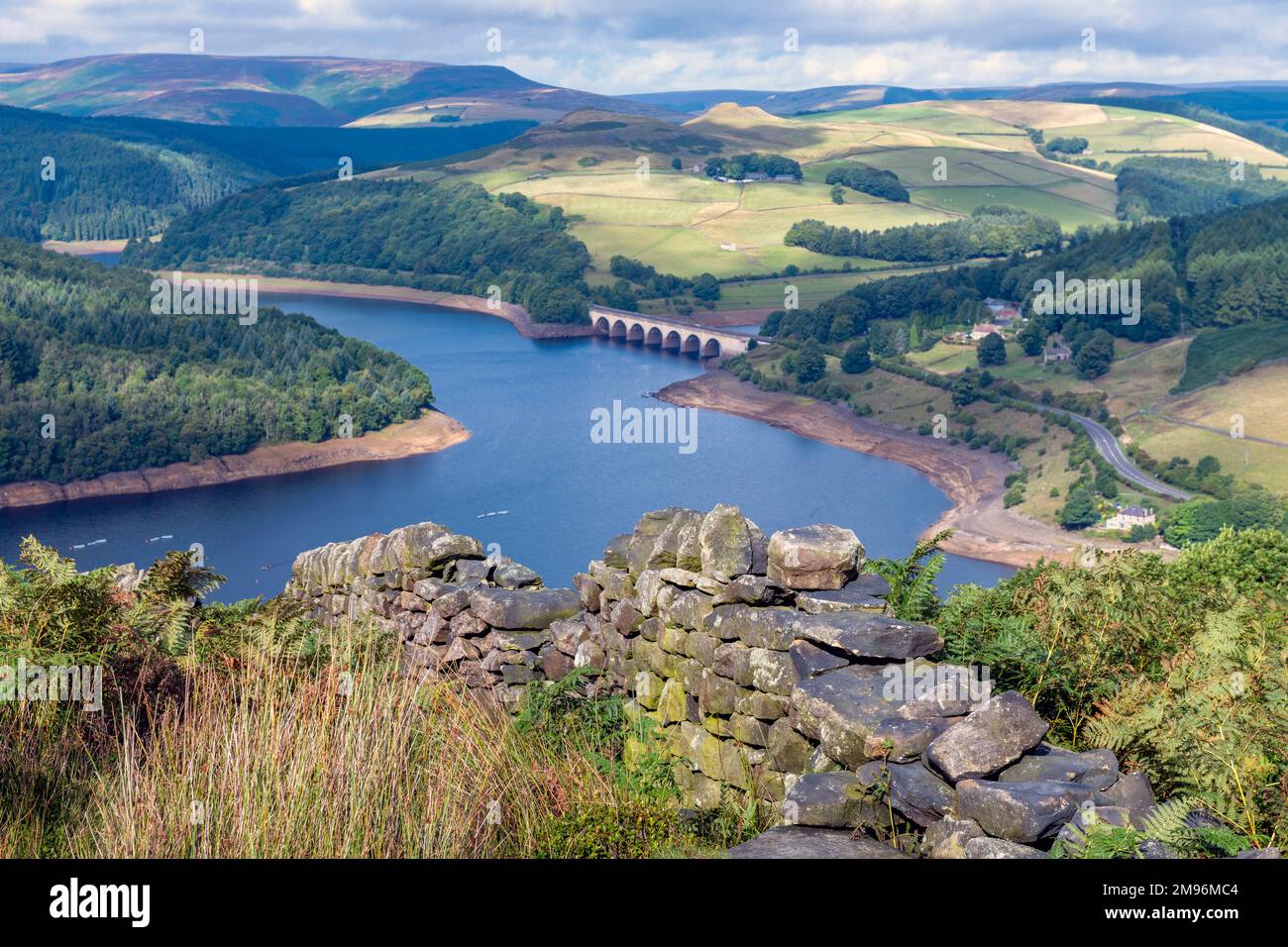 Una vista dalla brughiera di Bamford che guarda giù sul lago artificiale di Ladybower nel Parco Nazionale del Peak District Derbyshire UK Foto Stock