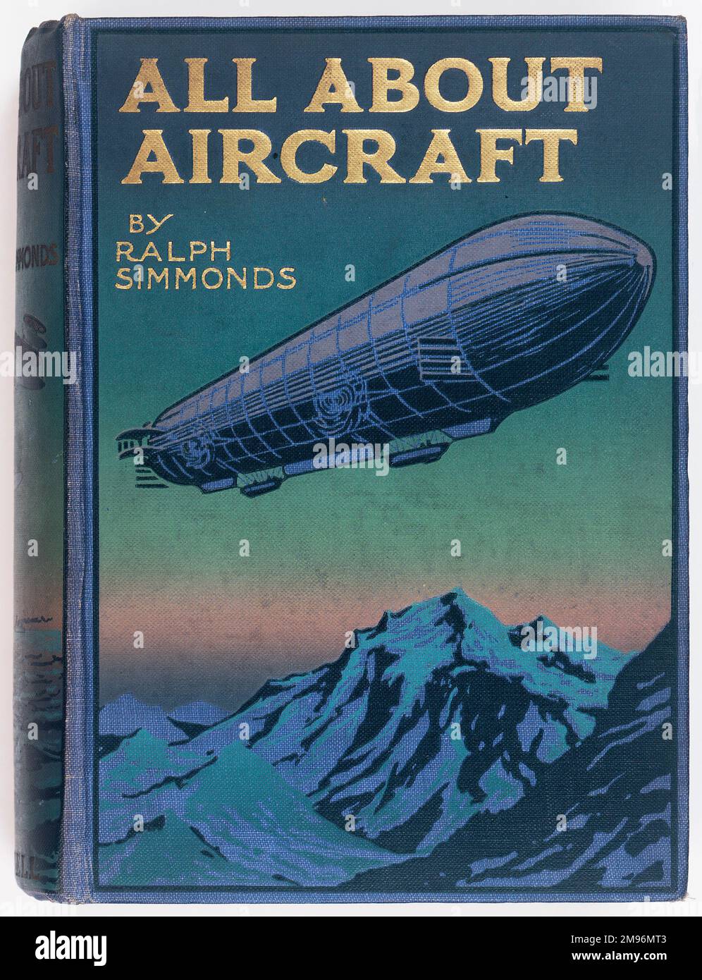 Design della copertina del libro, tutto sull'aereo, di Ralph Simmonds, Londra: Cassell & Co.. Ltd, 1915. Mostra un airship che si sorpassa su una serie di montagne. Foto Stock