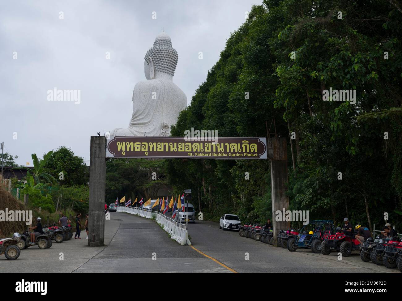 Phuket, Thailandia. Novembre 30, 2022. Tempio del Grande Buddha sull'isola di Phuket. Mt. Cancello d'ingresso al Giardino del Buddha di Nakkerd. Foto Stock