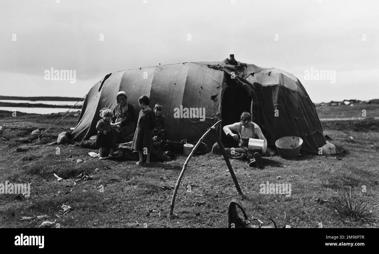 Una famiglia di zingari con la loro tenda su un'isola scozzese. Foto Stock