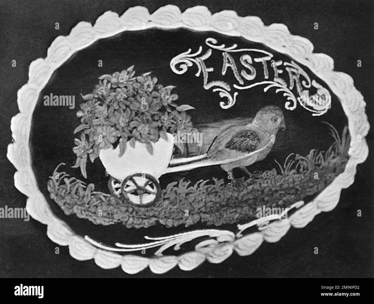 Disegno floreale e figurato per uovo di Pasqua al cioccolato Foto Stock